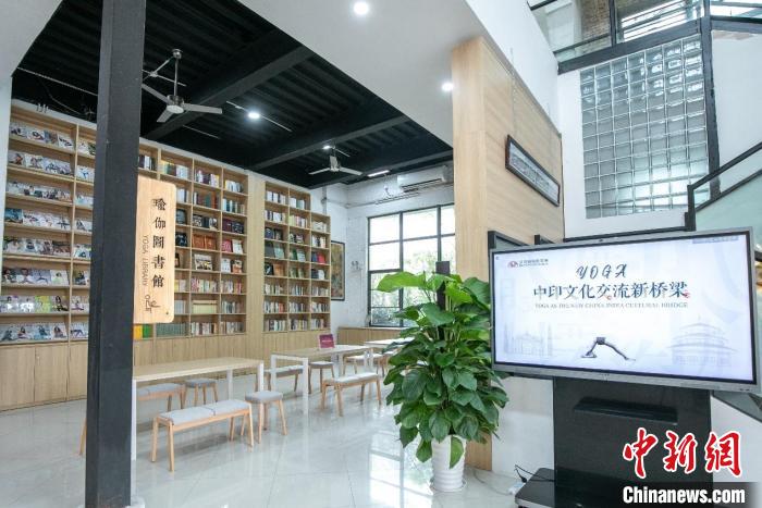 星空体育app下载汕头办公家具市场全国最权威的瑜伽学校中国首家馆藏级瑜伽图书馆在(图3)